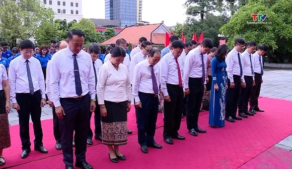 Đoàn đại biểu Hội đồng nhân dân 2 tỉnh Thanh Hóa - Hủa Phăn dâng hương tưởng niệm Chủ tịch Hồ Chí Minh