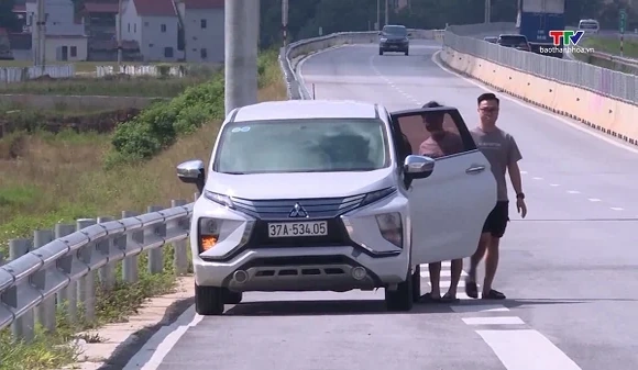 Nhiều lái xe bị xử phạt vì dừng, đỗ xe sai quy định trên cao tốc