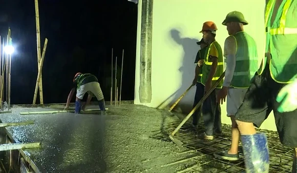 Xuyên đêm xây trường