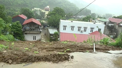 Di dời khẩn cấp 17 hộ dân xã Quan Sơn