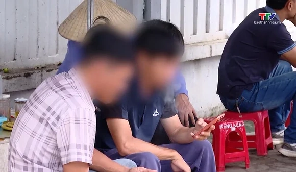 Nhiều khó khăn trong việc xử phạt người hút thuốc lá nơi công cộng