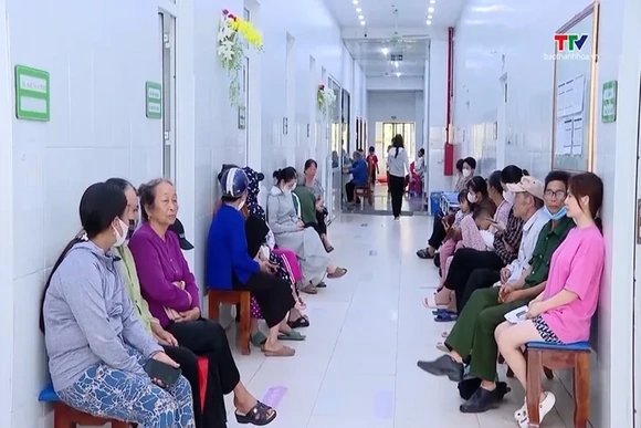 Không được thu thêm tiền của người bệnh bảo hiểm y tế nếu không khám theo yêu cầu