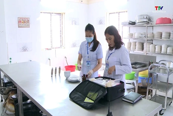 Trường học phải công khai khay ăn học sinh