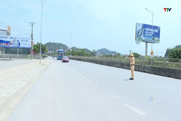 Phạt 14 triệu xe không kinh doanh, chở khách thu tiền