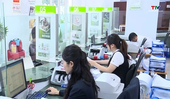 Sôi động dịch vụ tài chính mùa tựu trường