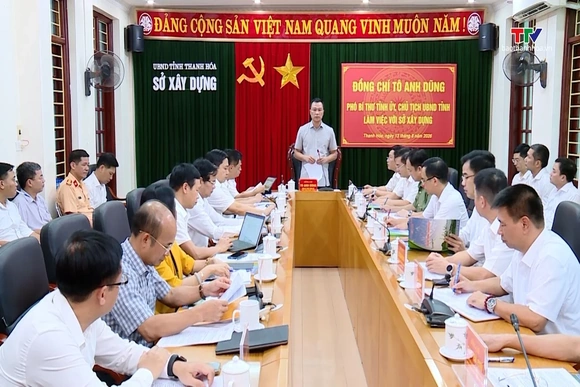Chủ tịch UBND tỉnh Tô Anh Dũng làm việc với Sở Xây dựng