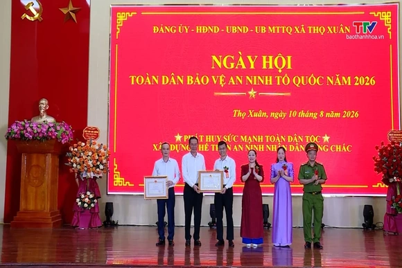 Phó Bí thư Tỉnh uỷ Trịnh Tuấn Sinh chung vui ngày hội Toàn dân bảo vệ an ninh tổ quốc tại xã Thọ Xuân