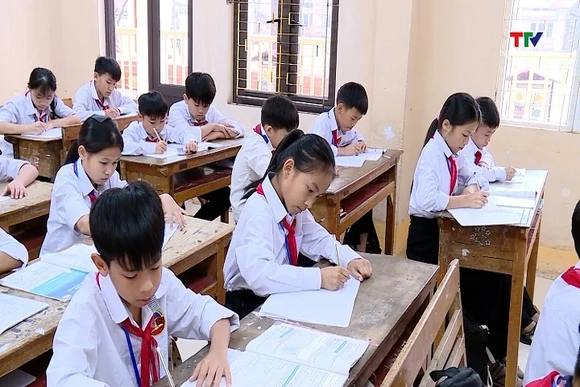 Trang cấp đồ dùng cá nhân, học phẩm cho học sinh trường phổ thông nội trú tại các xã biên giới