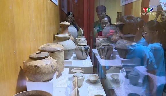 Sắc màu di sản tại trưng bày bảo vật quốc gia và gốm men xứ Thanh