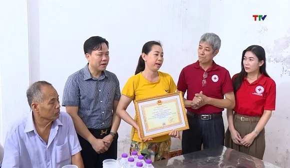 Thăm, động viên gia đình có người hiến tặng mô, tạng