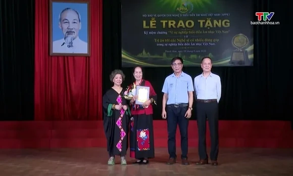 Trao kỷ niệm chương “Vì sự nghiệp biểu diễn âm nhạc Việt Nam” tại Thanh Hóa