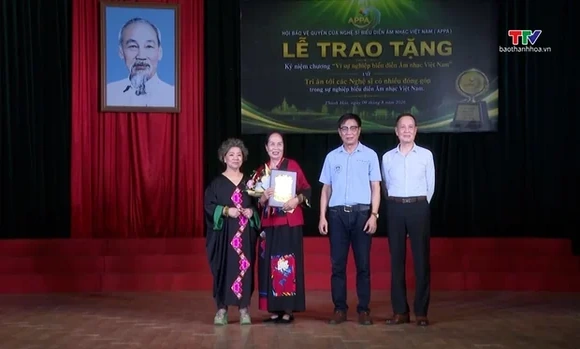 Trao tặng kỷ niệm chương “Vì sự nghiệp biểu diễn âm nhạc Việt Nam” tại Thanh Hóa