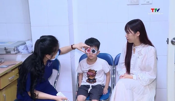 Cảnh báo tật khúc xạ ngày càng trẻ hóa