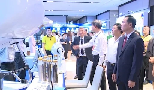 Máy bay không người lái thu hút sự quan tâm bên lề Hội nghị đối thoại với doanh nghiệp năm 2026