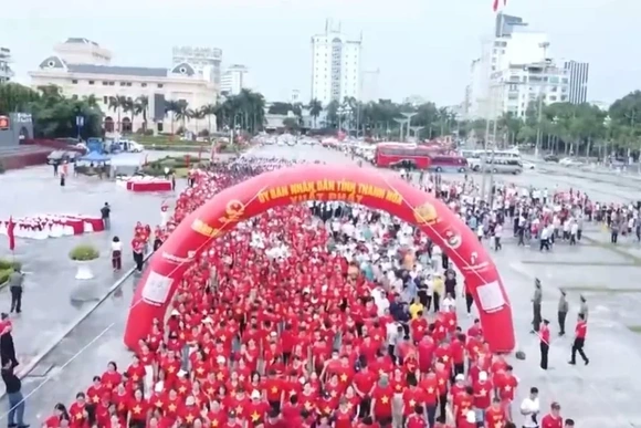 Gần 8.000 người hưởng ứng chương trình đi bộ “Cùng Việt Nam tiến bước” tại Thanh Hoá