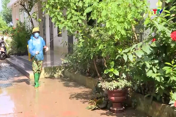 Làm sạch môi trường, phòng dịch bệnh sau mưa lũ