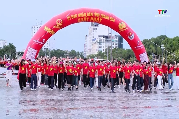 Gần 8.000 người hưởng ứng chương trình đi bộ “Cùng Việt Nam tiến bước” tại Thanh Hoá
