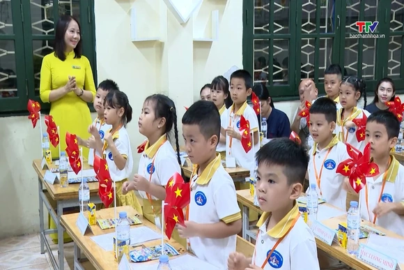 Học sinh náo nức tựu trường