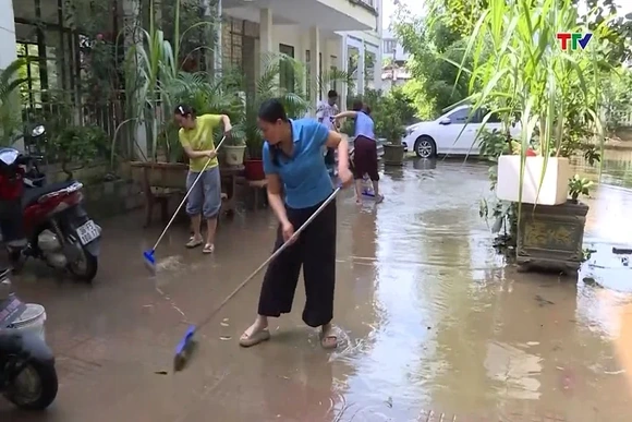 Khẩn trương xử lý môi trường sau mưa lũ