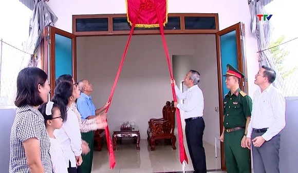 Bàn giao nhà tình nghĩa cho gia đình chính sách