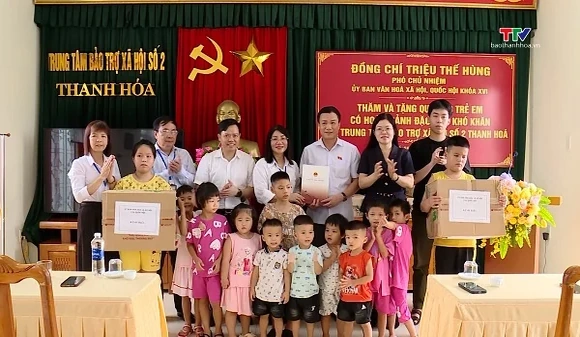 Đoàn công tác Ủy ban Văn hóa và Xã hội của Quốc hội tặng quà các đối tượng có hoàn cảnh khó khăn