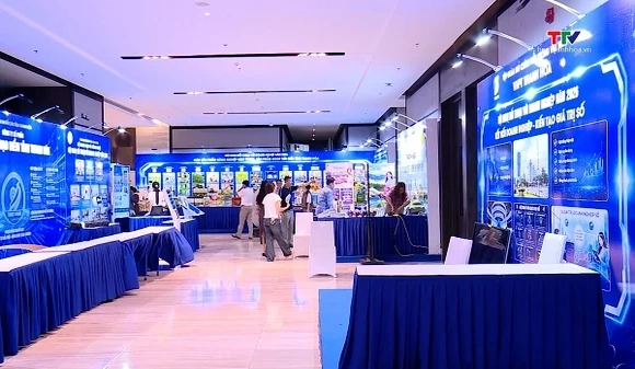 Hoàn tất không gian trưng bày giới thiệu sản phẩm tiêu biểu tại hội nghị đối thoại với doanh nghiệp 2026