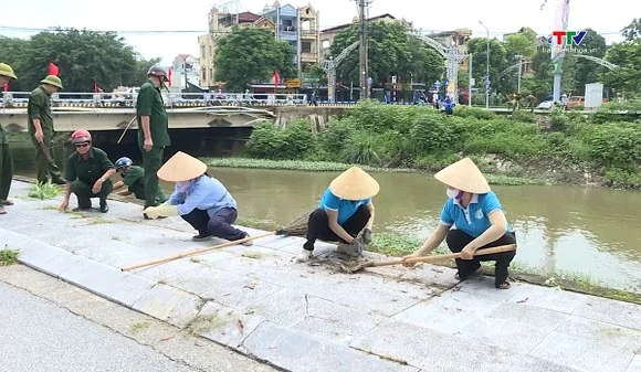 Phường Hạc Thành ra quân tổng vệ sinh môi trường
