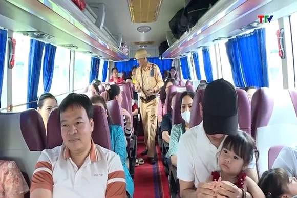 Ra quân tổng kiểm soát phương tiện kinh doanh vận tải
