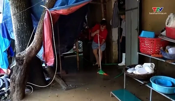 Làm sạch môi trường, phòng dịch bệnh sau mưa lũ