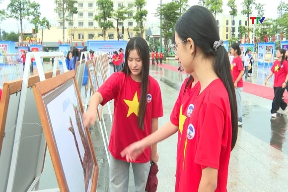 Khai mạc Triển lãm ''Biên cương vững bền - Biển đảo thiêng liêng''