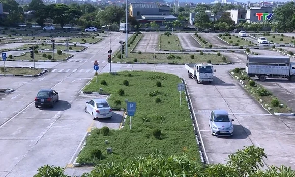 Từ 01/3/2027, thi lấy Giấy phép lái xe ô tô sẽ kiểm tra kỹ năng  vượt xe, chuyển làn