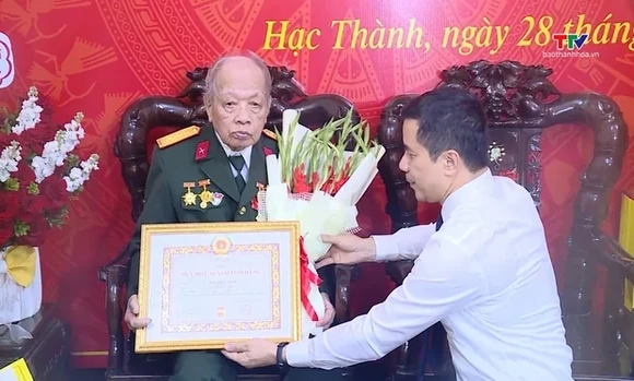 Trao tặng Huy hiệu 80 năm tuổi Đảng cho các đảng viên lão thành