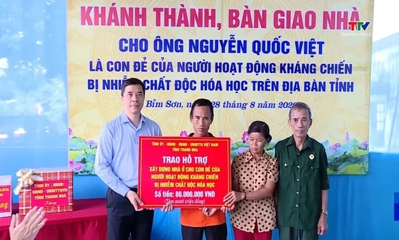 Trao kinh phí hỗ trợ, bàn giao nhà cho gia đình chính sách