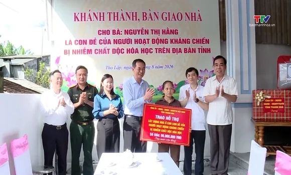 Phó Bí thư Tỉnh uỷ Trịnh Tuấn Sinh dự lễ khánh thành và bàn giao nhà tình nghĩa cho gia đình chính sách