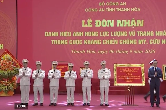 Phó Bí thư Tỉnh ủy, Chủ tịch UBND tỉnh Tô Anh Dũng trao bức trướng chúc mừng Công an Thanh Hóa
