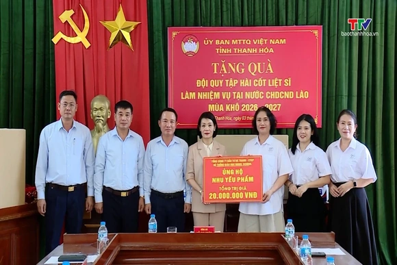 Tặng quà đội quy tập hài cốt liệt sĩ làm nhiệm vụ tại nước Cộng hòa dân chủ nhân dân Lào