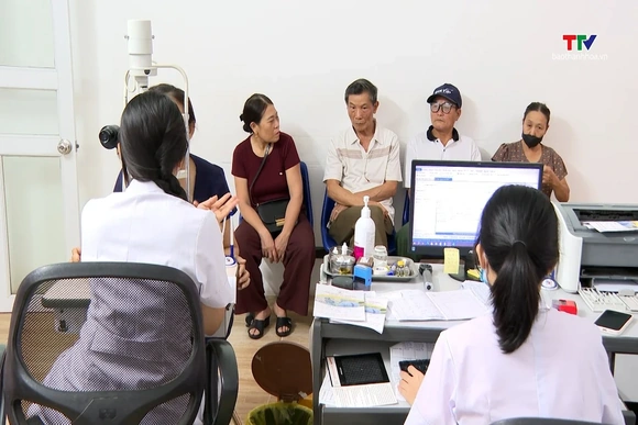 Chăm sóc mắt cho người cao tuổi - Giữ ánh sáng tuổi già