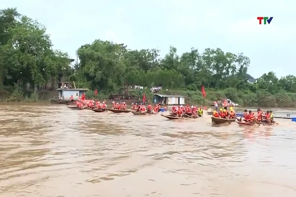 Tưng bừng Lễ hội đua thuyền truyền thống trên sông Mã