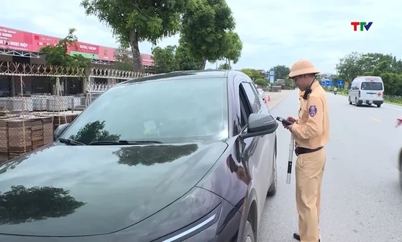 Cảnh sát giao thông Thanh Hóa xuyên lễ phục vụ Nhân dân