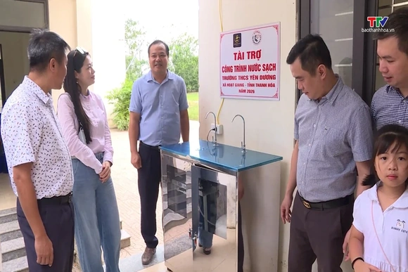 Bàn giao công trình nước sạch cho học sinh trường THCS Yên Dương