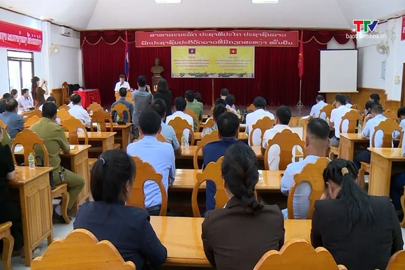 Phổ biến pháp luật cho người Việt Nam tại tỉnh Hủa Phăn