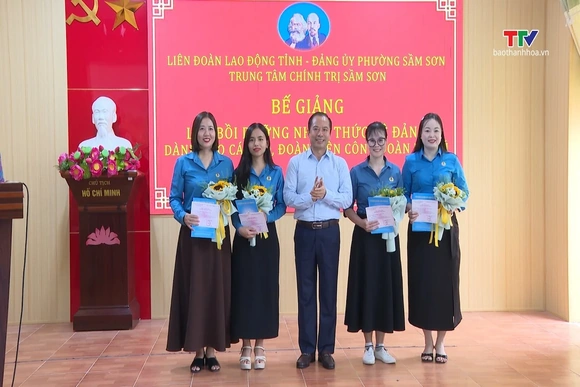 Bế giảng lớp bồi dưỡng nhận thức về Đảng cho đoàn viên công đoàn ưu tú