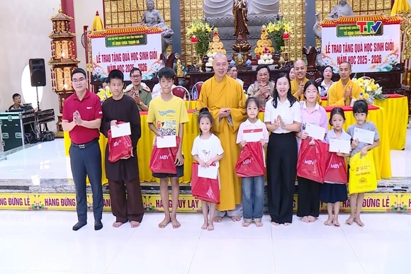 Trao quà cho học sinh giỏi