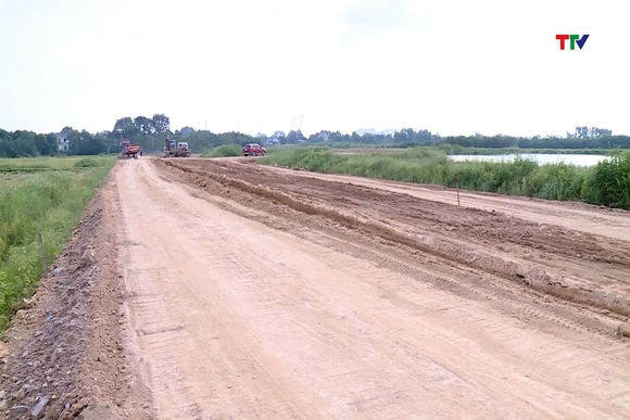 Thi công đường chống lụt, đảm bảo an toàn giao thông