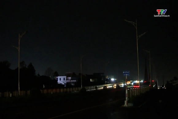 Đại lộ Đông - Tây, đèn chiếu sáng công cộng có cũng như không