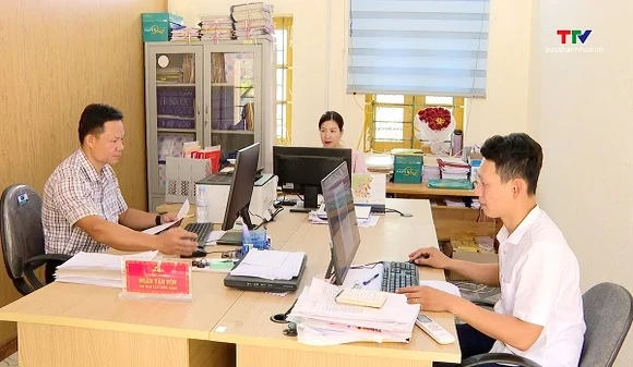 Đảng ủy xã Sơn Thủy khắc phục khó khăn, thực hiện chuyển đổi số ngành tổ chức xây dựng đảng