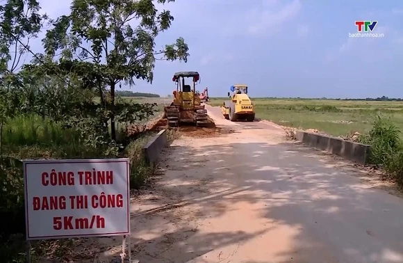 Thi công đường chống lụt, đảm bảo an toàn giao thông