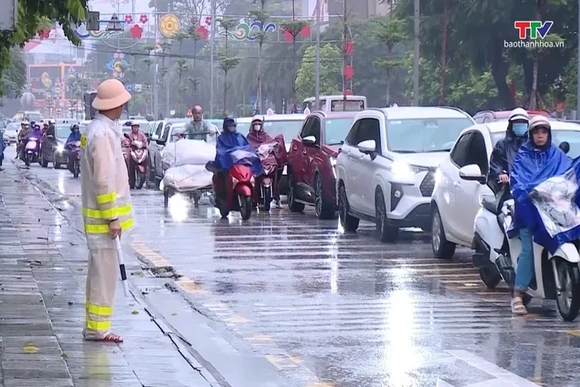 Cảnh sát giao thông tăng cường phân luồng, hạn chế ùn tắc khi trời mưa