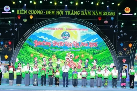 Hơn 2 tỷ đồng quà tặng đến với trẻ em Mường Lát trong Đêm hội Trăng rằm