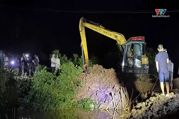 Khống chế sự cố vỡ đập tràn tại Trạm bơm Nga Thiện